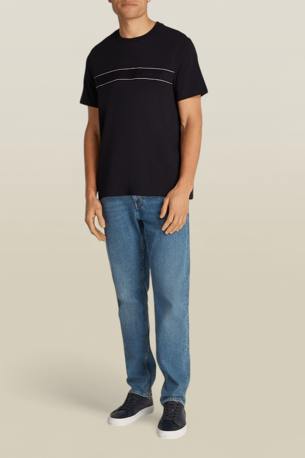 תמונת כל הלוק של חולצת טי TOMMY HILFIGER